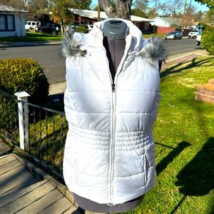 New York & Company white vest with fur aroundd hood large women’s vest